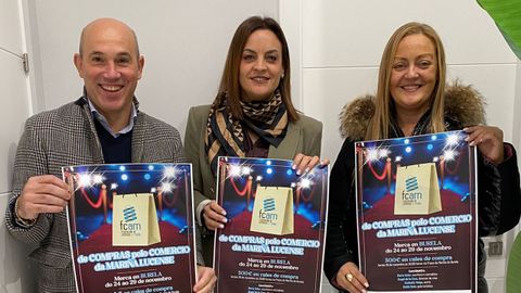 Presentaron la campa�a en Burela la alcaldesa, Carmela L�pez (en el centro) y la presidenta y el vicepresidente de Acia Burela, Eva Luaces y Jorge Oroza, respectivamente