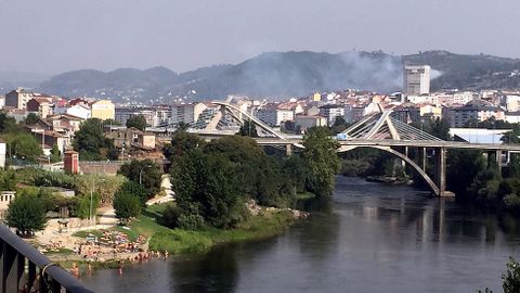 Ba�istas en Ourense y un incendio al fondo