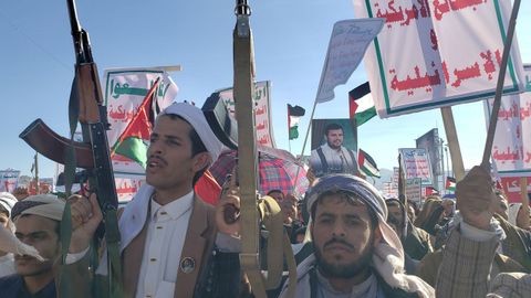 Los partidarios de los hut�es participan en Yemen en una protesta contra las recientes acciones de Estados Unidos y el Reino Unido contra los hut�es por los ataques mar�timos,