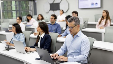 Un grupo de personas durante una formaci�n en competencias digitales