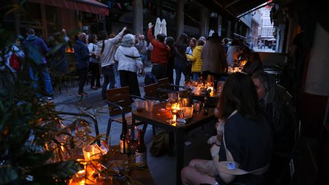 Personas en la calle Torreiro durante el apag�n