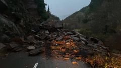 Un gran desprendimiento de rocas mantiene cortada la carretera As-12 (Navia-Alta del Acebo) a la altura del kil�metro 54, en el concejo de Pesoz
