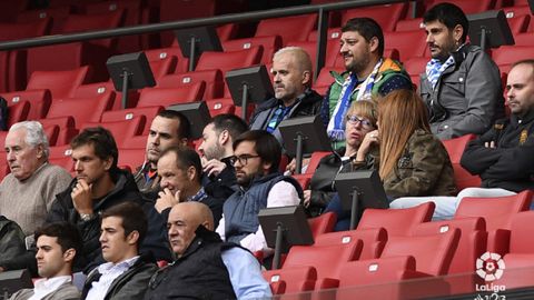 Melendi, arriba a la derecha, viendo el Rayo Majadahonda-Oviedo