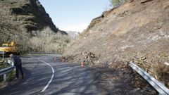 Un desprendimiento de tierras registrado en el 2016 en la carretera de Folgoso a Seoane, a la altura de la localidad de Ferreir�s de Abaixo