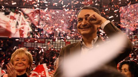 Zapatero haciendo el gesto de la ceja en un mitin en el a�o 2008