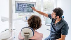 El Dr. Alfonso Mach�n, en consulta con una paciente de implantolog�a dental.