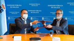 El conselleiro de Sanidade, Julio Garca Comesaa, y el alcalde de Vilar de Barrio, Manuel Conde Gmez