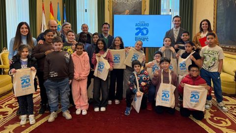 El concejal de Relaciones Institucionales del Ayuntamiento de Gij�n, Jorge Gonz�lez-Palacios, y el director Bioparc Acuario de Gij�n, Alejandro Beneit, junto a alumnos del colegio p�blico Rey Pelayo, del proyecto 'Escuelas Azules' .