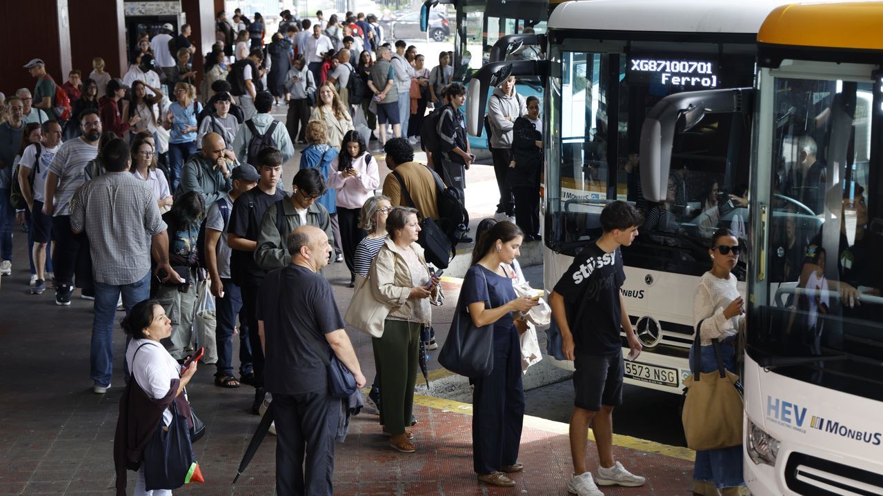 Caos en la estación de autobuses de A Coruña: dos horas de espera y «overbooking» en los viajes a Ferrol