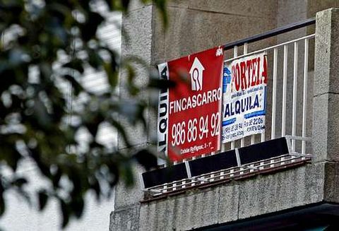 Los carteles de «Se alquila piso» salpican decenas de balcones de toda la ciudad.