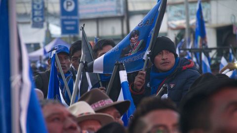 Los seguidores de Evo Morales ondeaban las banderas del Movimiento al Socialismo (MAS)