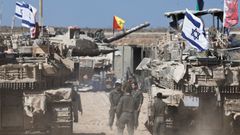 Soldados israeles, apostados con sus tanques en la frontera con Gaza.