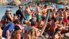El N�utico de O Grove suspende un concierto despu�s de que una multitud se agolpase a pie de playa