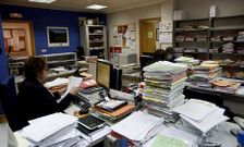 Varias funcionarias, trabajando en la sede del juzgado de familia de la capital ourensana. 