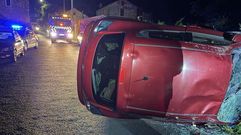 El coche qued� semivolcado sobre la carretera