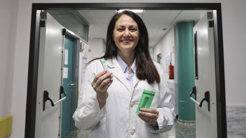 Ana �lvarez Castro, especialista en aparato digestivo y colonoscopia, con uno de los kits