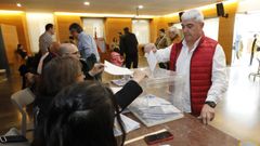 A las cinco de la tarde, la participacin en Viveiro (en imagen, una mesa electoral en la Casa do Concello) haba crecido un 3,97%, con 6.061 votos emitidos