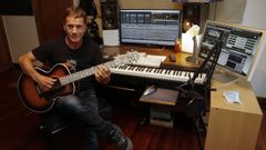 El m�sico y t�cnico de sonido Virgilio Fern�ndez toca el piano y la guitarra en un estudio que instal� en su casa de la r�a de San Pedro, a la que regres� hace 18 a�os tras una exitosa carrera en Madrid