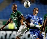 Hern�ndez, de celeste, durante un partido de Copa Libertadores ante Cali. 
