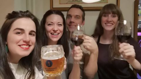 Alba Couso con un grupo de amigos en Praga