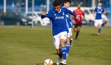 �lex Cardero controla un esf�rico durante el Vetusta - Luarca