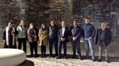 Luis Manuel Arias (segundo por la derecha), en el �ltimo acto oficial en el que particip� como concejal del equipo de gobierno, la inauguraci�n el 24 de marzo de la plaza que lleva el nombre del alcalde Julio �lvarez (cuarto por la derecha)