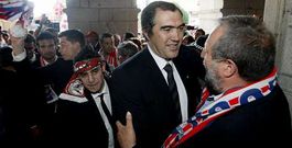 Carlos Mouriz recibe la felicitaci�n de L�pez Orozco, alcalde de Lugo, en la entrada al Concello de Lugo.