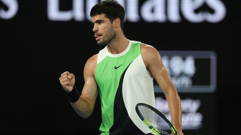 Carlos Alcaraz, en el duelo ante De Mi&ntilde;aur.