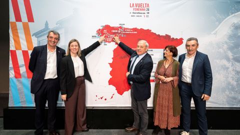 El alcalde de Monforte y la alcaldesa de Antas, con Guill�n y Escart�n, en la presentaci�n de la etapa de La Vuelta femenina