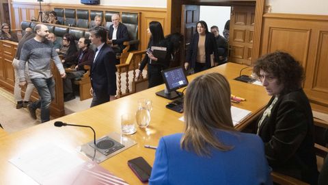 Imagen del reciente pleno del estado del municipio, con la alcaldesa, Goretti Sanmart� (BNG), en primer t�rmino, Borja Verea (PP) accediendo al sal�n y los socialistas Sindo Guinarte y Marta Abal (PSOE) al fondo, en sus esca�os