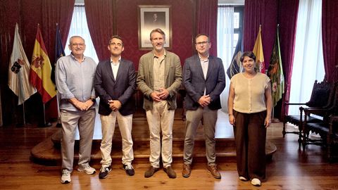 Los concejales Jos� Mar�a Gonz�lez y Tania Garc�a despiden junto al alcalde, Alberto Varela, al capit�n mar�timo cesante de Vilagarc�a, Juan Andr�s P�rez,  y dan la bienvenida al su sucesor, �lvaro Vidal