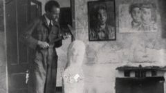 Laxeiro, traballando no seu estudio nunha imaxe dos anos trinta do s�culo pasado.