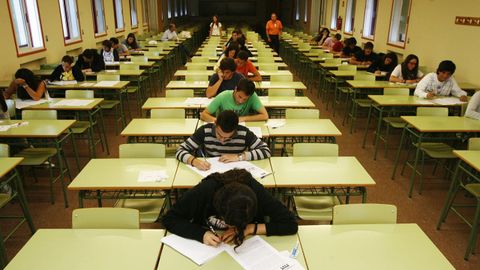 Imagen de archivo de los ex�menes de selectividad en el campus de Ferrol