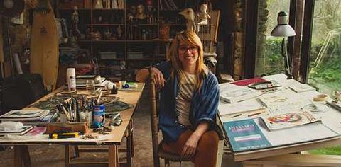 La arteixana Iria do Castelo posa en su estudio de Culleredo �rodeada de naturaleza�.