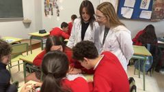 Profesionales del Hospital Quironsalud Miguel Domnguez, en uno de los talleres con alumnos de Pontevedra