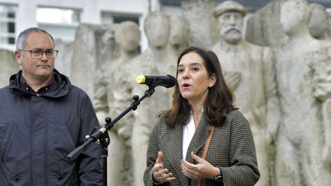 Ofrenda floral en la plaza Pablo Iglesias