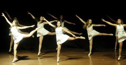 Las bailarinas del grupo de M�isquedanza participaron en la xuntanza celebrada en Lal�n. 