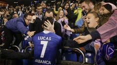 Lucas P�rez festeja con los aficionados un gol anotado al Celta