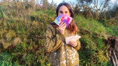 Sara Donoso, con el juego de cartas Itinaya