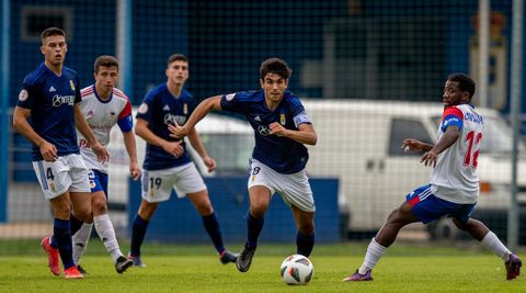 Mangel disputa un bal�n durante el Vetusta-UP Langreo