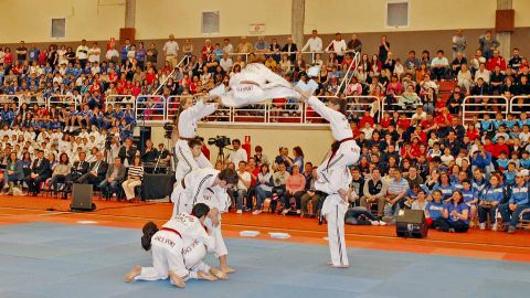 VISITA DE VICENTE DEL BOSQUE A RIBEIRA PARA RECIBIR PREMIO DEL CLUB DE TAEKUONDO NATURAL SPORT VIDELGI
