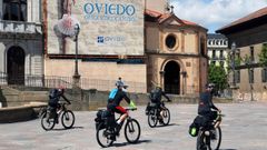 Un grupo de peregrinos en bicicleta en la plaza de la Catedral de Oviedo