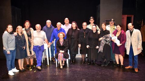 Integrantes de la Escola Municipal de Teatro de Cee, en el estreno de su nueva obra