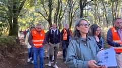 Los concejales no adscritos, con Ros�n en primer t�rmino, recorrieron un tramo del camino con miembros de la Plataforma Vecinal en Defensa da Sabugueira.