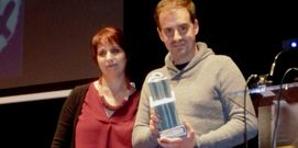 Daniel Gayoso recogi� el premio a La Voz anoche en Vegadeo. 