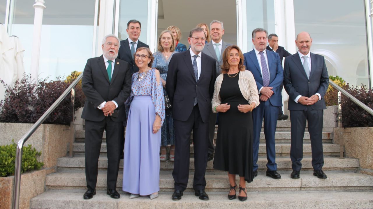 Mariano Rajoy, Ana Pastor y Rafael Louzán, en la gala de la asociación contra el cáncer en A Toxa