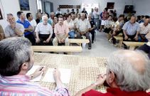 Asamblea vecinal en la que se acord� ceder la gesti�n de la tra�da al Ayuntamiento.
