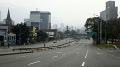 Una avenida de la urbe colombiana de Medell�n, vac�a en el segundo d�a de confinamiento en el pa�s