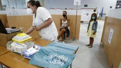 Jeringuillas preparadas con dosis de Pfizer para vacunar a j�venes de entre 20 y 29 a�os en Vilagarc�a