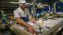Pablo Pati�o Ouvi�a, pescadero en la plaza de Ribeira, con esas sardinas que tanto tir�n tienen estos d�as 